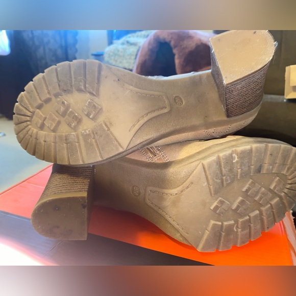 Woman’s GUESS boot - Picture 8 of 9